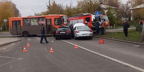 Автобус и две легковушки столкнулись на улице Мончегорской в Нижнем Новгороде